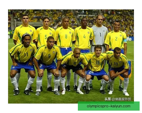 足球明星对比中，年轻球员的表现稳健引发球迷关注