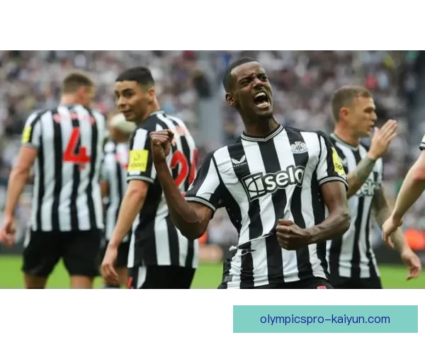 英超纽卡与伊萨克续约，球员状态持续提升备受关注